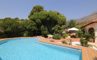Cozy villa, all on one floor on a large plot, with heated pool and beautiful mountain views.